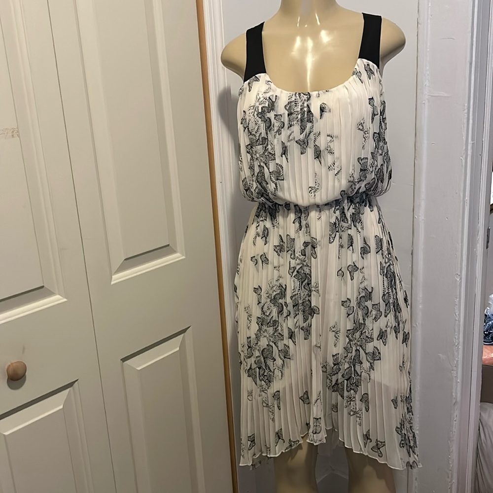 JESSICA SIMPSONS  PLEADED DRESS SIZE 8